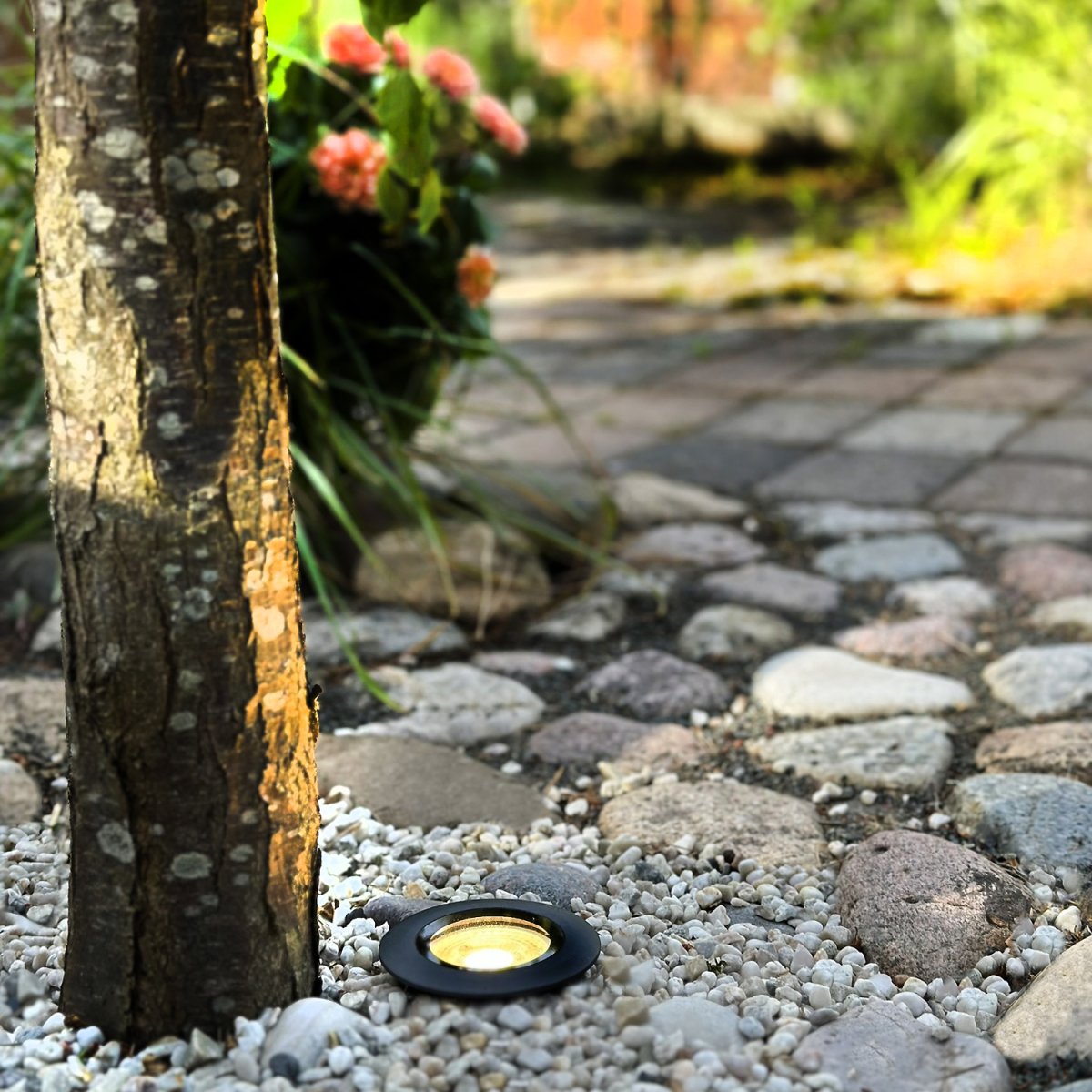 Onyx Mørkegrå Fra Lightson - Att belysa ensamma tr&auml;d som st&aring;r direkt i gr&auml;smattan eller stens&auml;ttningen &auml;r v&auml;ldigt effektfullt f&ouml;r en tr&auml;dg&aring;rd.