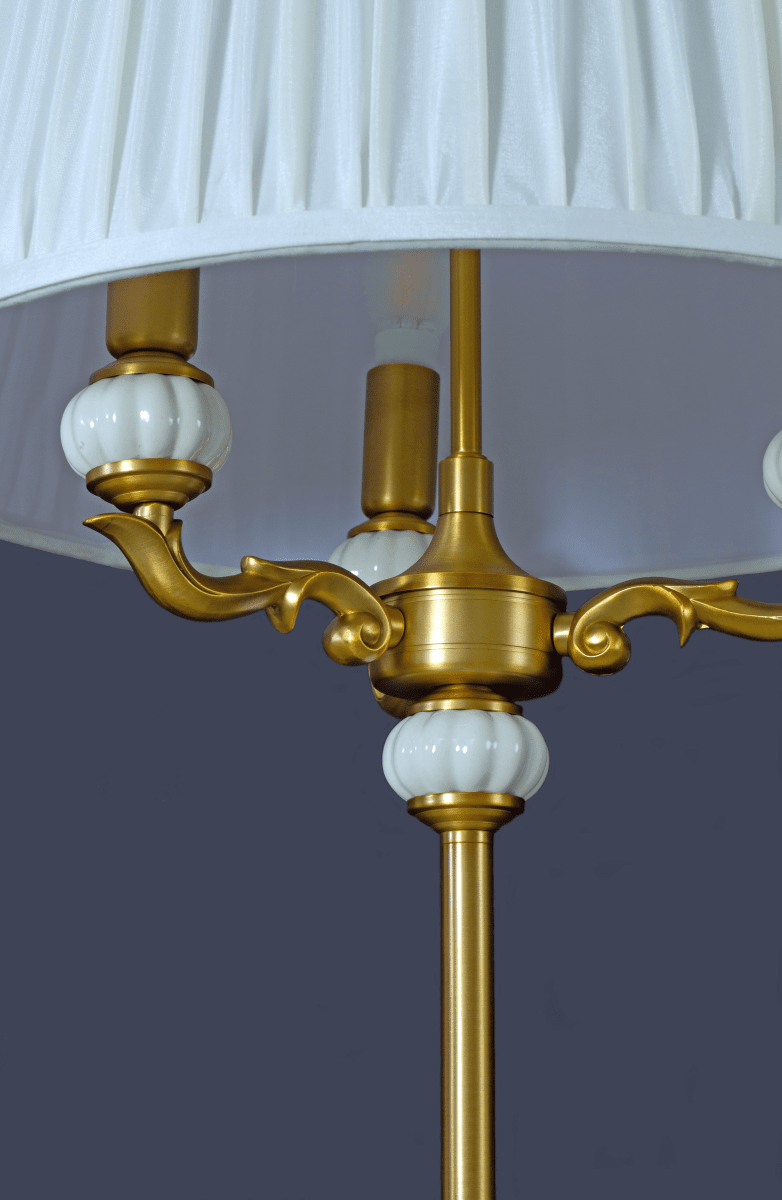 Toulouse Guld gulvlampe Fra Aneta Lighting - Toulouse gulvlampen har et klassisk og elegant udtryk med dekorative detaljer og en smuk guldfinish.
