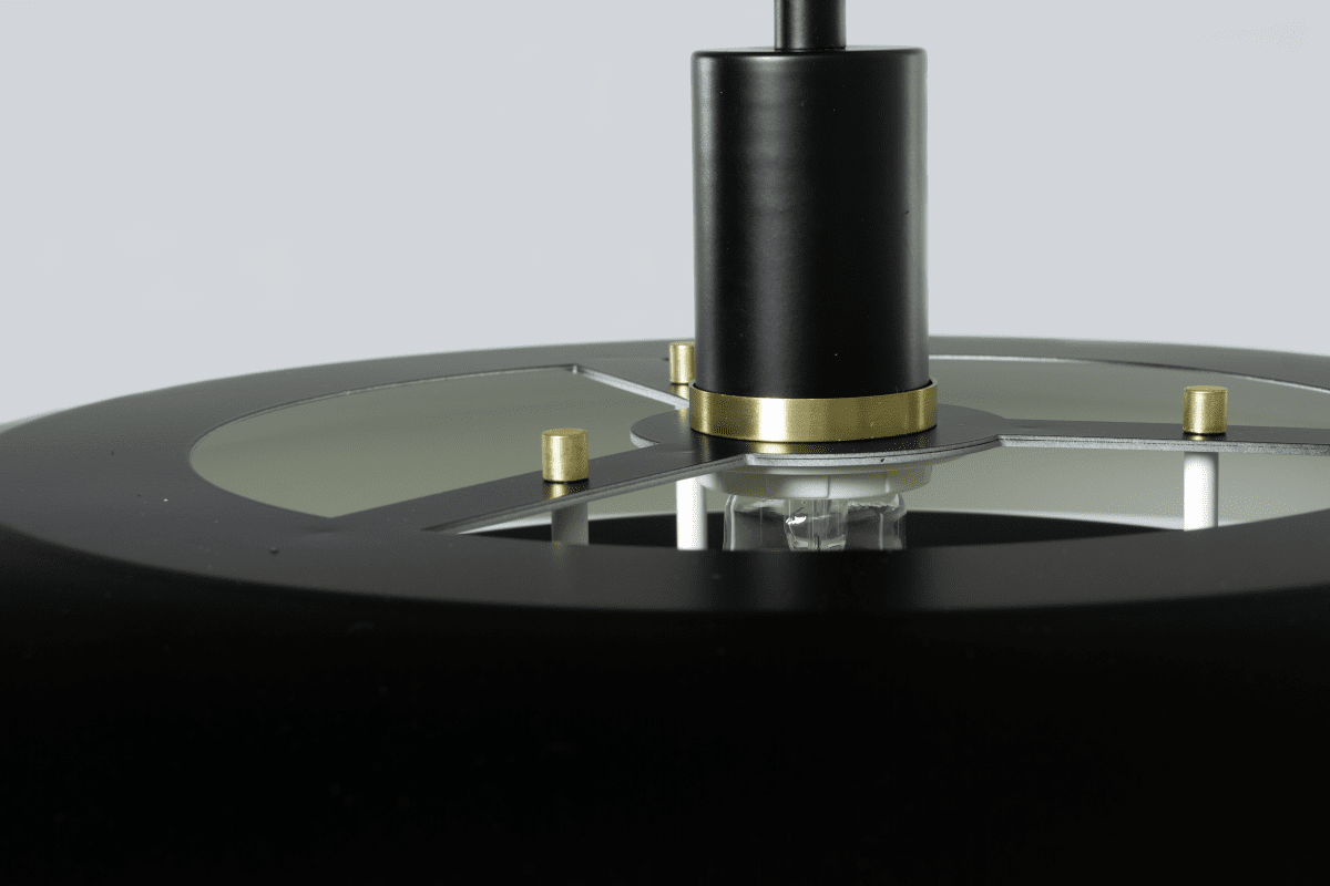 Epsilon Ø56 Sort loftslampe Fra Aneta Lighting - Epsilon leveres med dobbelt s&aelig;t dekorative ringe og knapper, v&aelig;lg mellem krom og mat messing afh&aelig;ngigt af hvad der passer bedst til dit hjem.