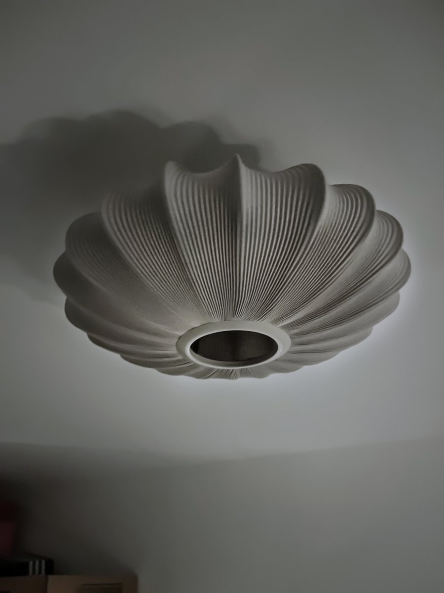 Mamsell Ø45 Grå plafond Fra Aneta Lighting - Mamsell er et loft, der kombinerer charme og elegance i et unikt, organisk inspireret design.