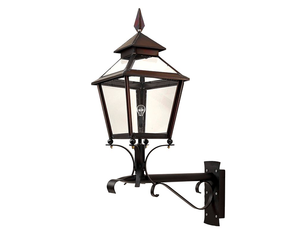 Eriksberg Oxideret kobber udendørslampe Fra Westal - Lygten har en underdel af antik sort smedning og en krop i st&aelig;rkt oxideret kobber, som giver et elegant og tidl&oslash;st design.