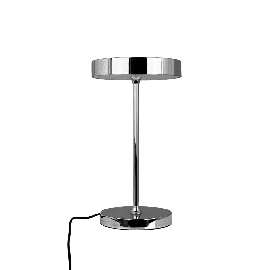 Starlight 25cm Chrom bordlampe Fra Dyberg Larsen - Med inbyggd LED och tre ljusstyrkor, som dimras med 3-stegsdimmern p&aring; lamphuvudet, anpassar den sig enkelt efter olika behov &ndash; fr&aring;n st&auml;mningsfullt sken till fokuserat ljus.