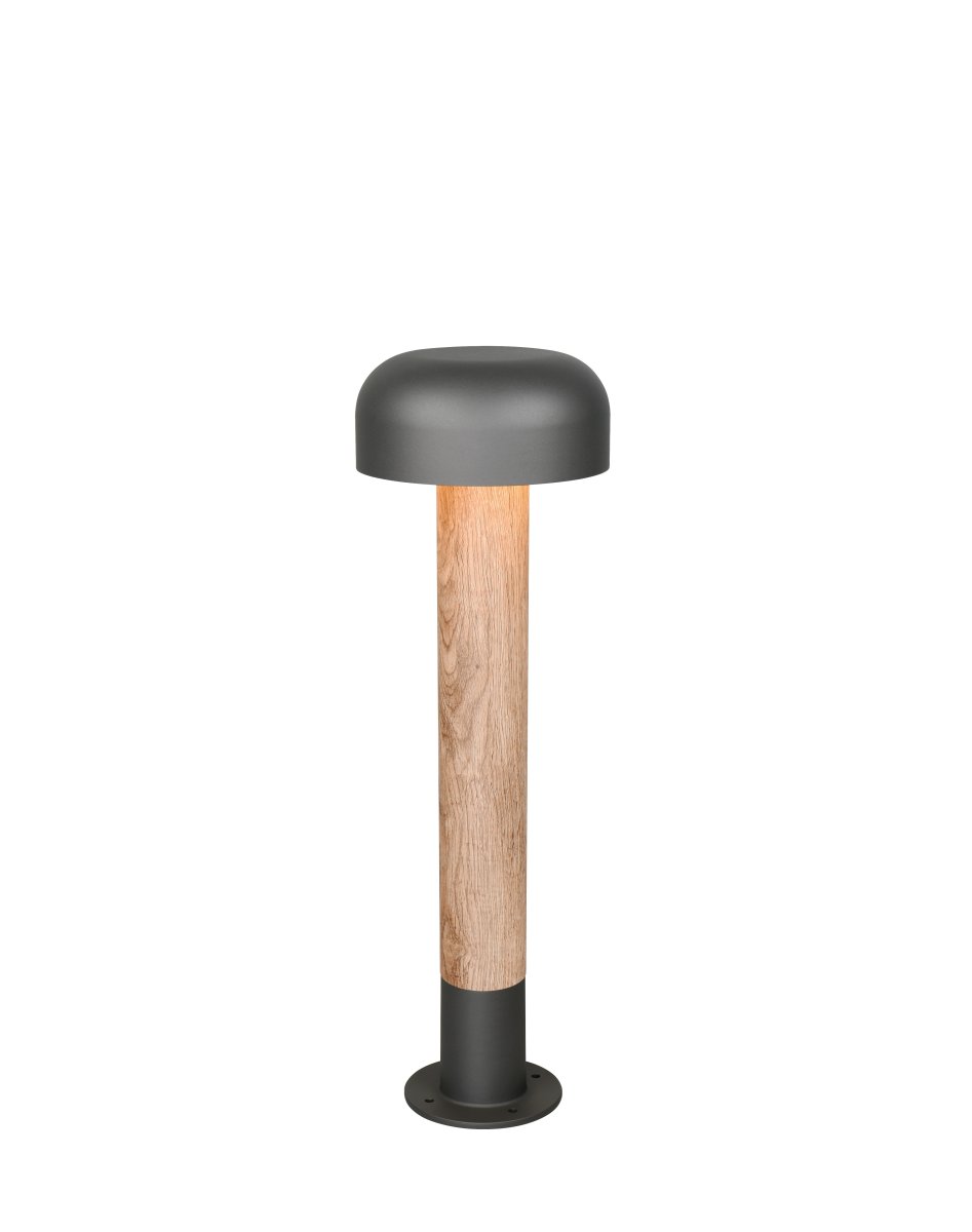 Fraser 54cm Imiteret træ pullerter Fra Trio Lighting - Den m&oslash;rkegr&aring; Finishen og den tr&aelig;inspirerede del giver den en varm og stilfuld karakter.