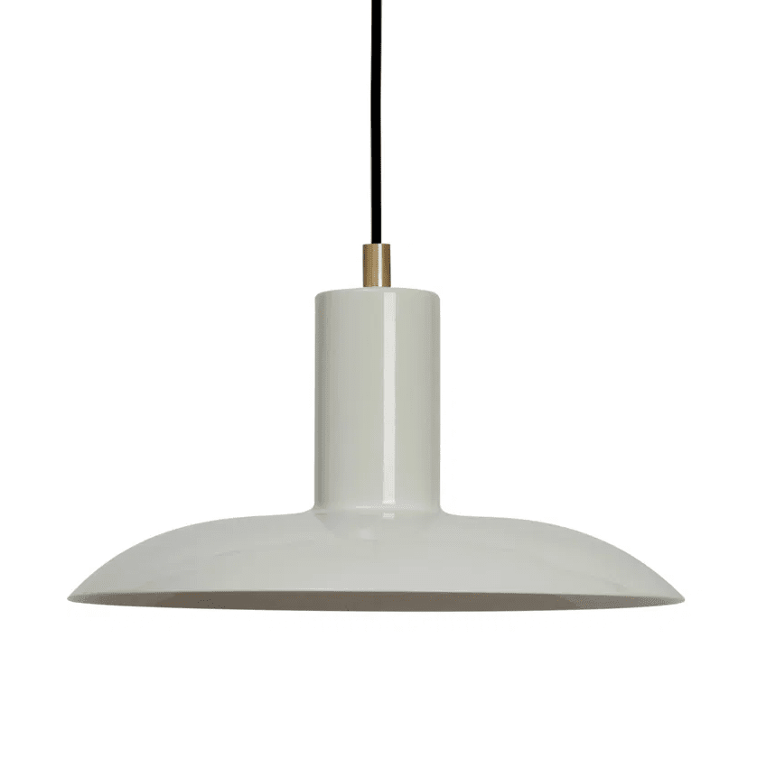 Vega Ø25 Mat grå loftslampe Fra H. Skjalm P - Vega pendel er en stilfuld lampe i mat grå; metal med messingdetaljer, der giver et bredt og blødt lys, hvilket skaber en varm og indbydende atmosfære.