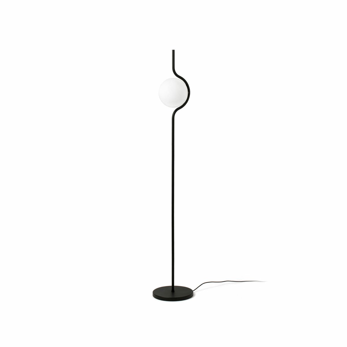Le Vita Sort gulvlampe Fra Faro Barcelona - Le Vita er en designserie fra Nahtrang, der er kendetegnet ved sin elegante enkelhed.