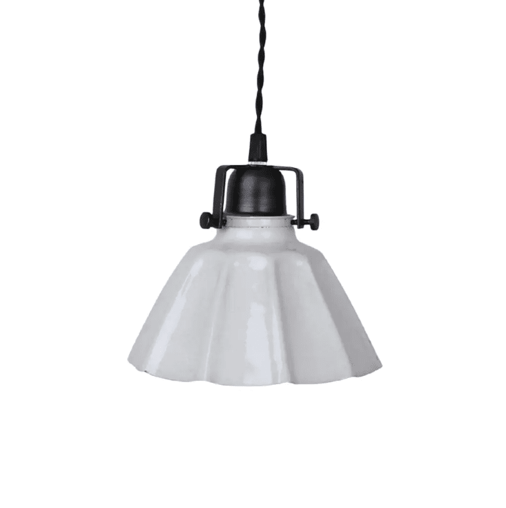 Margareta Ø18 Hvid vindueslampe Fra Strömshaga - Sk&aelig;rmen har en marmoreret finish, der er malet i h&aring;nden, hvilket betyder, at der kan forekomme uregelm&aelig;ssigheder og forskelle.