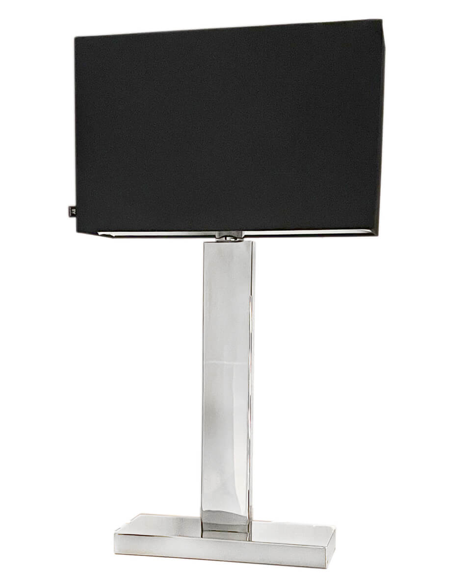 Prime 70cm Krom bordlampe Fra By Rydéns - Udforsk mulighederne med Prime bordlampen i metal og stofsk&aelig;rm, og lad dens elegante design og varme belysning fremh&aelig;ve dit store vindue og skabe en indbydende atmosf&aelig;re i dit hjem.
