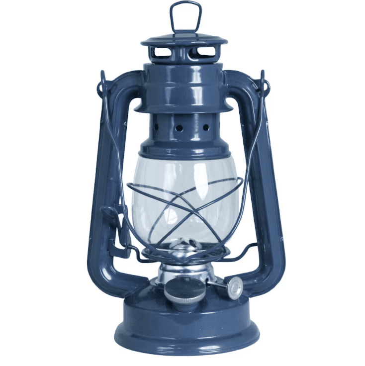 Storm Lantern small Blå Fra Strömshaga - En lanterne i klassisk design, der passer perfekt i b&aring;dehuset, p&aring; torpet eller til strandhanget for maksimal hyggelig stemning.