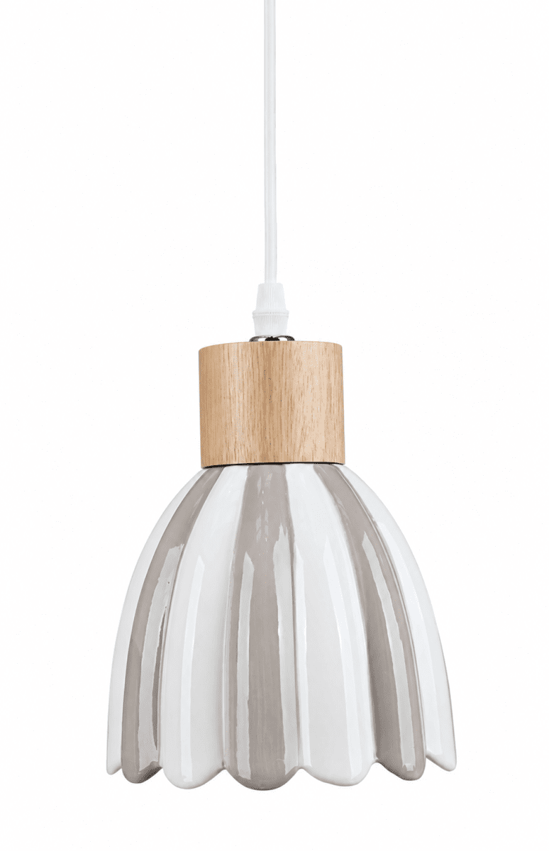 Poppy Ø15 Hvid/beige vindueslampe Fra Pixie Design - Poppy er en charmerende keramisk vindueslampe med en bl&oslash;dt afrundet form og dekorative tr&aelig;detaljer, der tilf&oslash;jer et naturligt pr&aelig;g.
