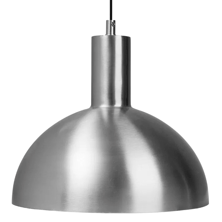 Mid Ø25 Rustfrit stål loftslampe Fra H. Skjalm P - Denne større udgave af den klassiske pendel passer perfekt i åbne køkkener og spisestuer, hvor den giver generøst lys og en indbydende atmosfære.