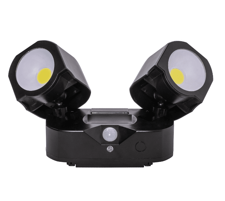 Batterilampe Med Sensor Sort udendørslampe Fra Airam - N&aring;r kontakten er i On-positionen, lyser lampen i 30 sekunder, n&aring;r den registrerer bev&aelig;gelse og slukker, hvis der ikke registreres bev&aelig;gelse i fem sekunder derefter.