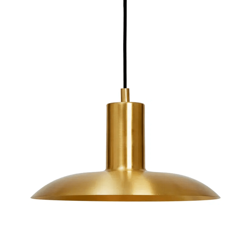 Vega Ø25 Mat messing loftslampe Fra H. Skjalm P - Vega pendel er en elegant lampe i mat messing, der giver et bredt og bl&oslash;dt lys, som skaber en varm og indbydende atmosf&aelig;re.