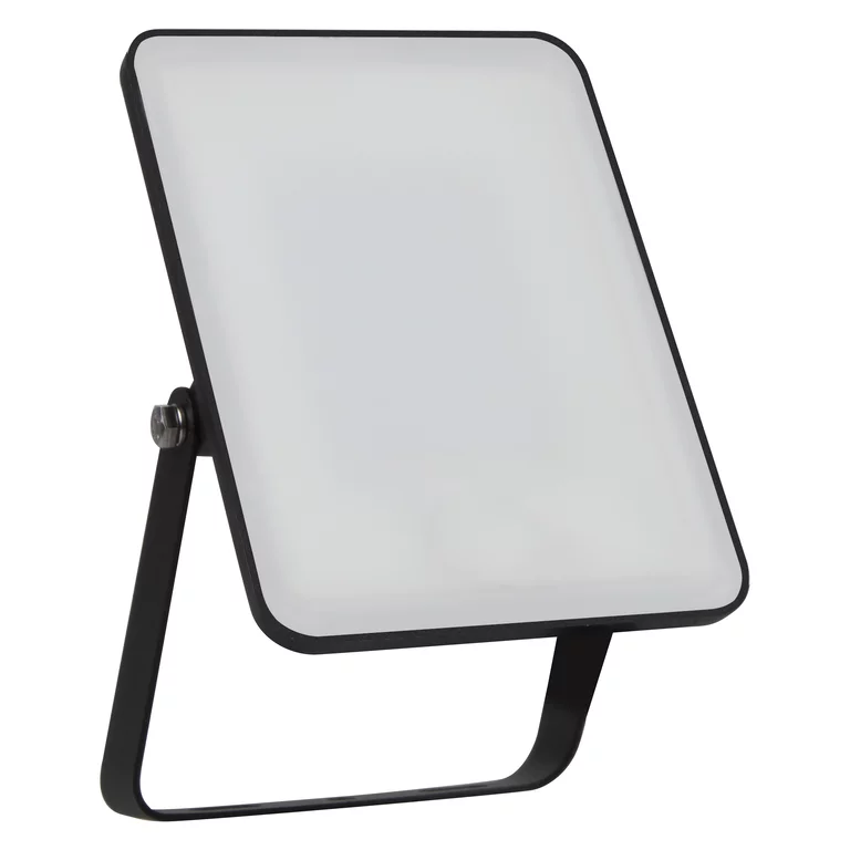 Floodlight Essential 20W Sort udendørslampe Fra Ledvance - Ideel til indk&oslash;rsler, facader, garager og andre overflader, hvor der er behov for sikker og p&aring;lidelig belysning.