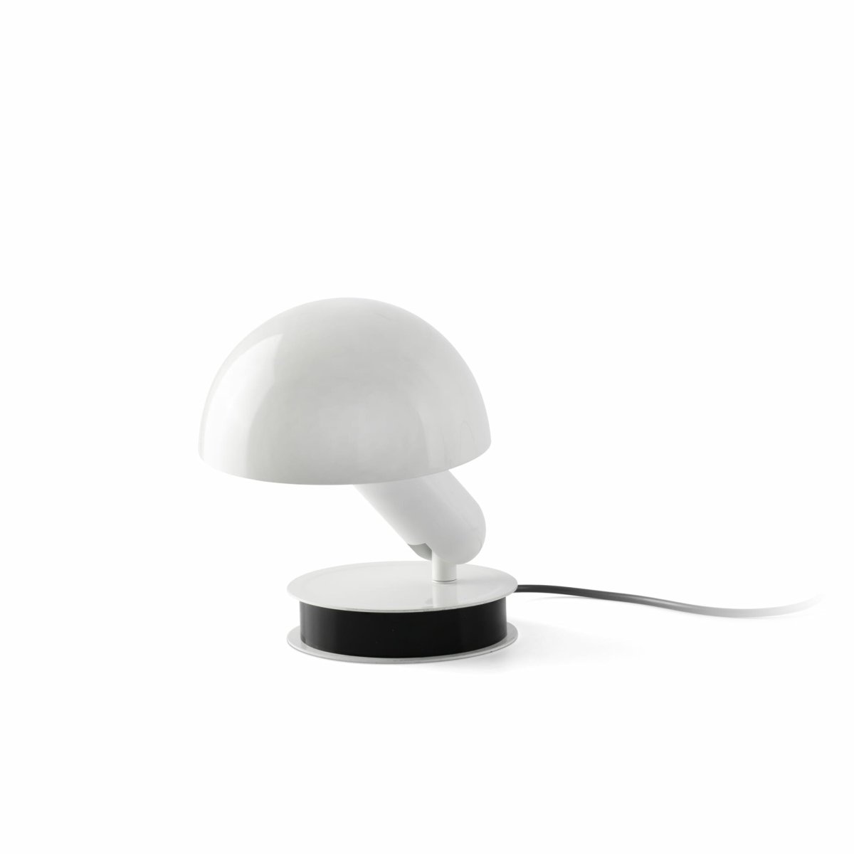 Bela 24cm Hvid skrivebordslampe Fra Faro Barcelona - Takket v&aelig;re dens smarte klemmefunktion kan den nemt fastg&oslash;res til hovedg&aelig;rder, hylder eller skriveborde - perfekt til b&aring;de arbejde og afslapning.