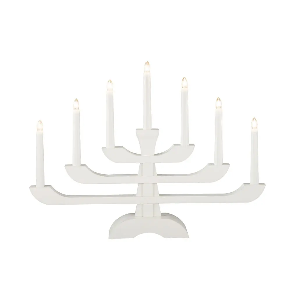 Candelabra 7 Lights Hvid Fra Konstsmide - Med sine tre stilfulde niveauer og syv varmhvide lys kombinerer den klassisk charme med moderne design.