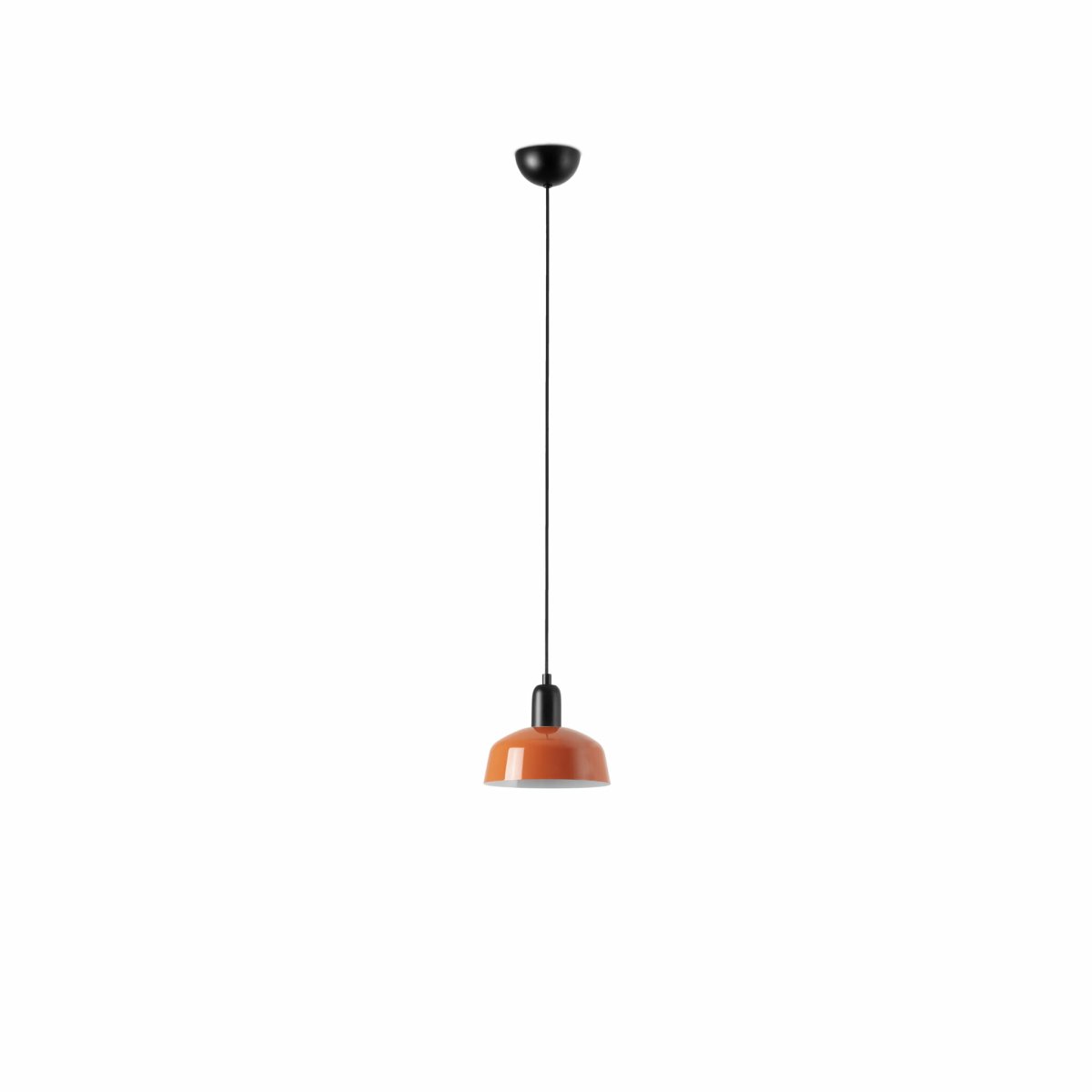 Tatawin Ø18 Rød-orange loftslampe Fra Faro Barcelona - Tatawin er en loftslampe med en sort struktur og en r&oslash;d-orange metalsk&aelig;rm, der spreder et rettet, atmosf&aelig;risk lys.