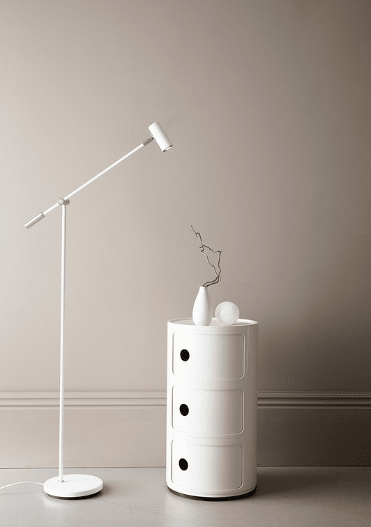 Cato dæmpbar Mat hvid gulvlampe Fra Belid - Med en h&oslash;jdejustering mellem 100-134 cm, en lampesk&aelig;rm p&aring; 4 cm i diameter og en stabil lampefod p&aring; 20 cm kombinerer Cato form og funktion p&aring; bedste vis.