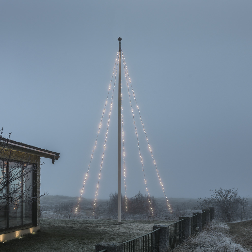 Flagstangslys Warm White 8m Sort Fra Konstsmide - Flagstangssnor med 5 løkker og 100 frostede varmhvide LED-lys, der skaber et elegant, vinterligt skær.