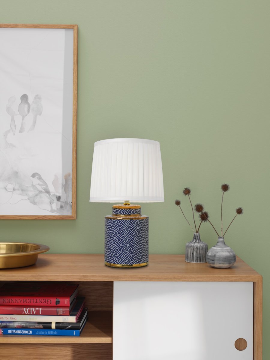 Maze 40cm Blå bordlampe Fra Cottex - Maze keramisk bordlampe har et elegant bl&aring;t og hvidt m&oslash;nster med eksklusive gulddetaljer, der giver den et sofistikeret touch.