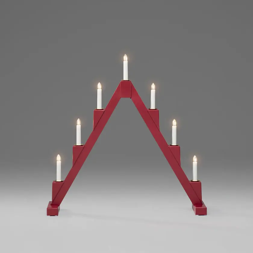Candelabra 7 Lights RØD Fra Konstsmide - Foldbar elektrisk lysestage med 7 lys, lavet af r&oslash;dmalet tr&aelig;, dekoreret med messingringe rundt om hvert lys for et elegant pr&aelig;g.