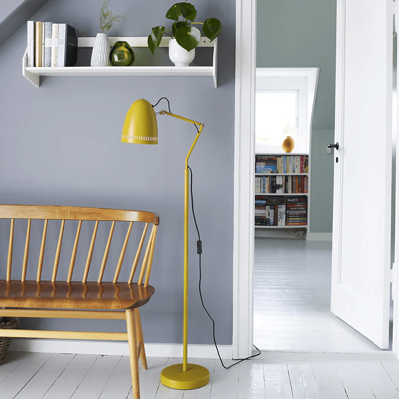 Dynamo 1 Gul gulvlampe Fra Superliving - Dynamo gulvlampe lavet af mat metal i en gul, sennepsgul farve er en stilfuld og praktisk belysningsl&oslash;sning.