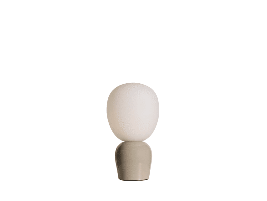 Buddy 34cm Greige bordlampe Fra Belid - Med sin j&aelig;vne gl&oslash;d og sofistikerede design bliver Buddy en naturlig del af hjemmet, en ledsager, der spreder lys og karakter i generationer fremover.