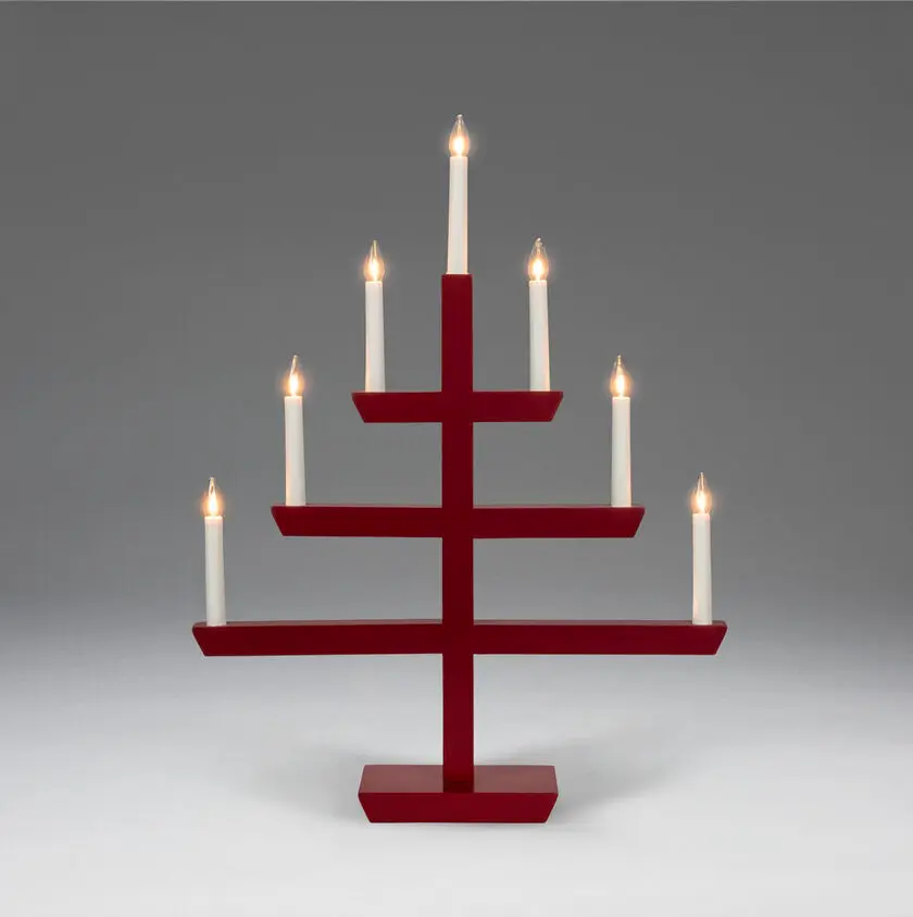 Wooden Candelabra 7 Lights RØD Fra Konstsmide - En tidl&oslash;s indretningsdetalje, der spreder et varmt sk&aelig;r og passer perfekt i vinduet i adventstiden, eller som stemningsbelysning &aring;ret rundt.