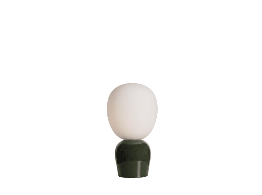 Buddy 34cm Grøn bordlampe Fra Belid - Med sin j&aelig;vne gl&oslash;d og sofistikerede design bliver Buddy en naturlig del af hjemmet, en ledsager, der spreder lys og karakter i generationer fremover.