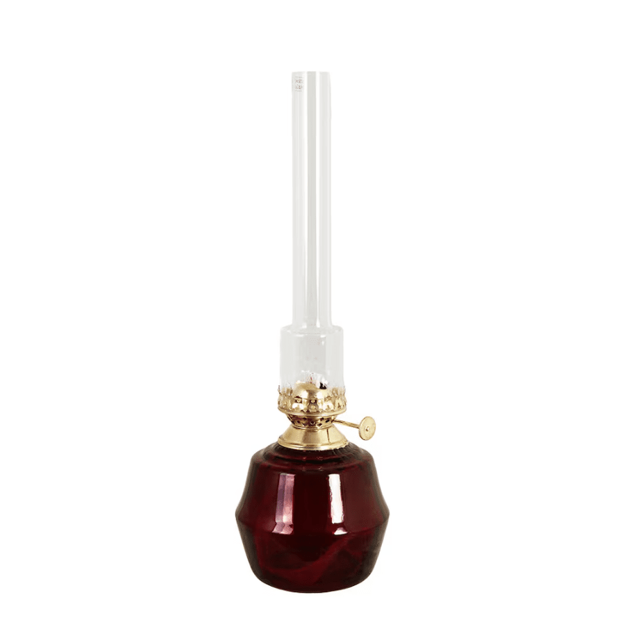 Kerosene Lamp Majken Mid RØD Fra Strömshaga - Br&aelig;nder i klart glas og br&aelig;nder i messing.