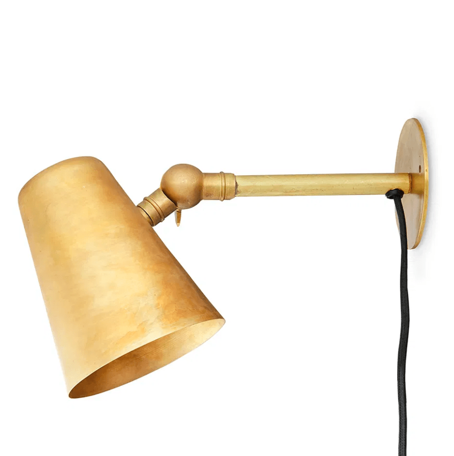 Vala Rå messing læselampe Fra H. Skjalm P - Den passer perfekt i forskellige rum, fx langs k&oslash;kkenv&aelig;ggen, som natlampe i sovev&aelig;relset, i hallen eller i stuen.