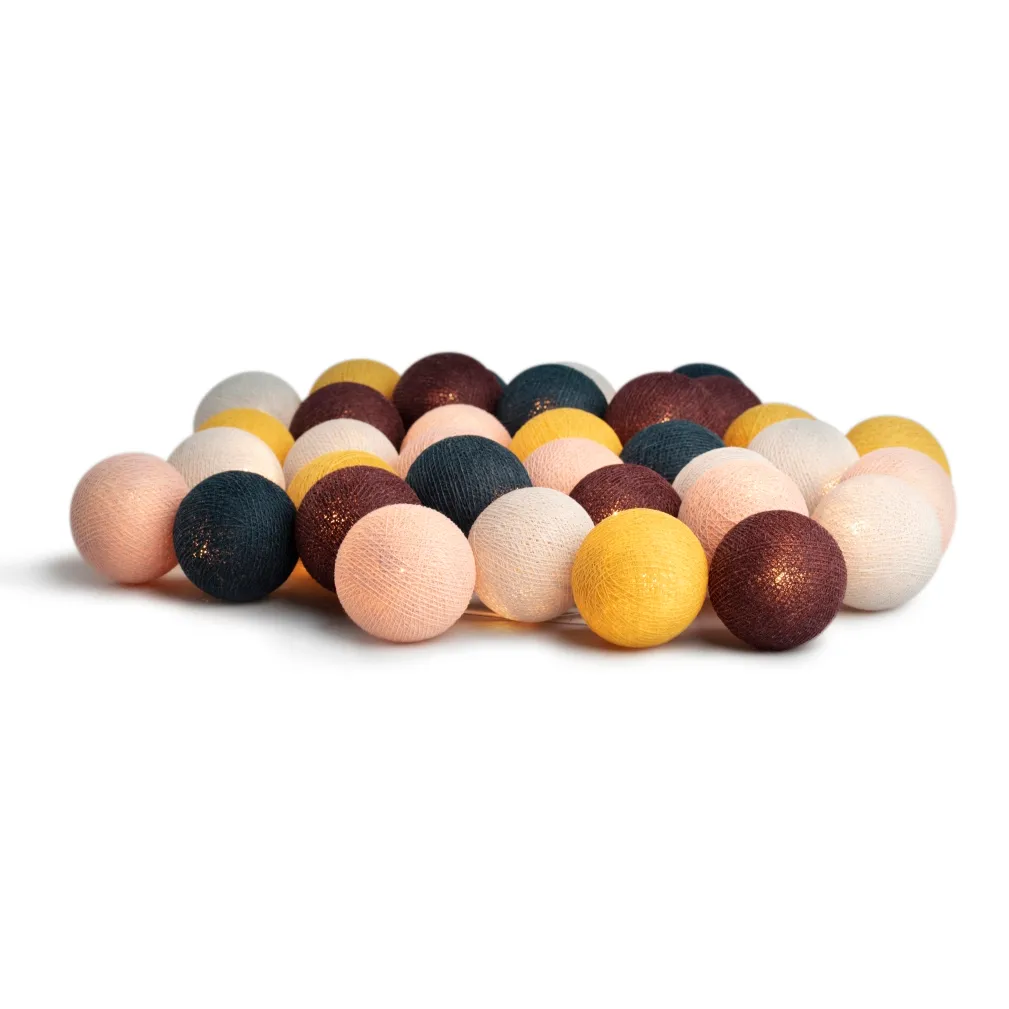 Irislights Copenhagen 35-lights Flerfarvet Fra Irislights - H&aelig;ng den p&aring; v&aelig;ggen, eller saml kuglerne og s&aelig;t dem i en stor glasvase eller sk&aring;l.