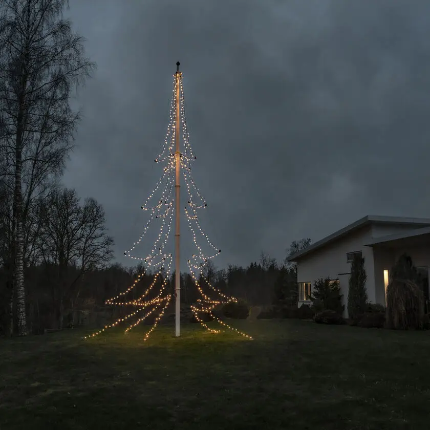 Flagstangslys amber 13m Sort Fra Konstsmide - Perfekt til dig, der ønsker stilfuld og effektiv julebelysning omkring flagstangen.