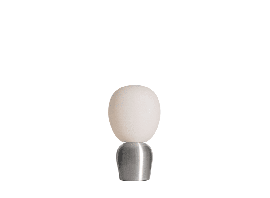 Buddy 34cm Poleret aluminium bordlampe Fra Belid - Med sin j&aelig;vne gl&oslash;d og sofistikerede design bliver Buddy en naturlig del af hjemmet, en ledsager, der spreder lys og karakter i generationer fremover.