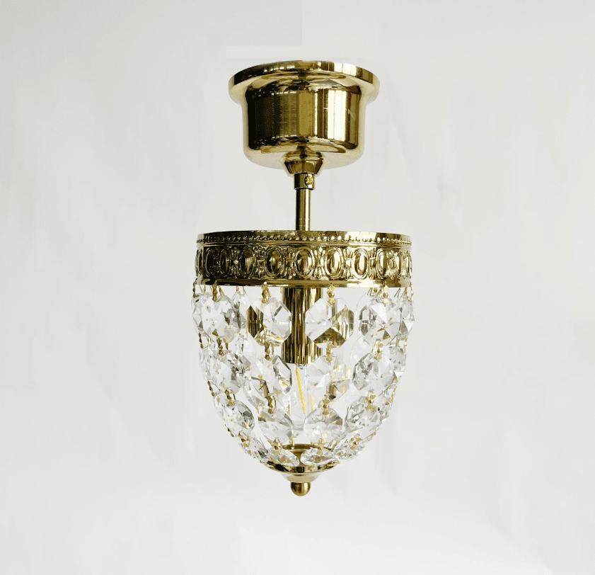 Floria Ø15 Guld krystal Fra Norrsken Design - Loftlampen Floria i guld byder på et elegant og tidløst design, der giver hvert værelse sit luksuriøse udseende.