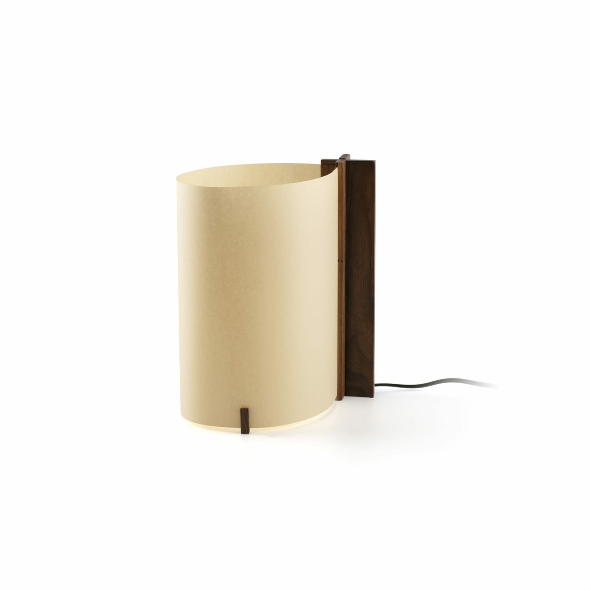 Cata 25cm Valnød bordlampe Fra Faro Barcelona - Cata er et bevidst valg for dem, der &oslash;nsker at kombinere stil, kvalitet og hensyntagen til planeten.