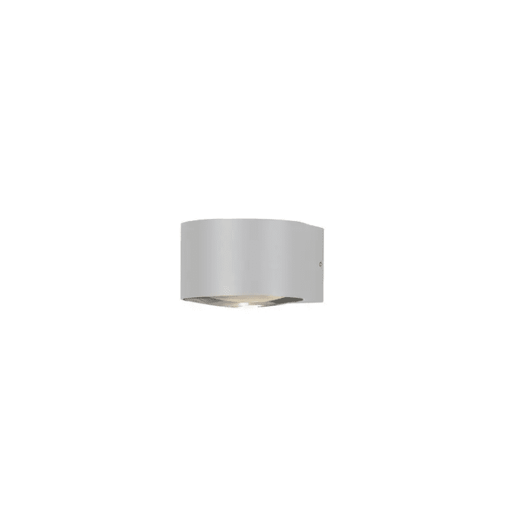 Gela 10cm Hvid udendørslampe Fra Konstsmide - Gela er en moderne væglampe med et stilrent design.
