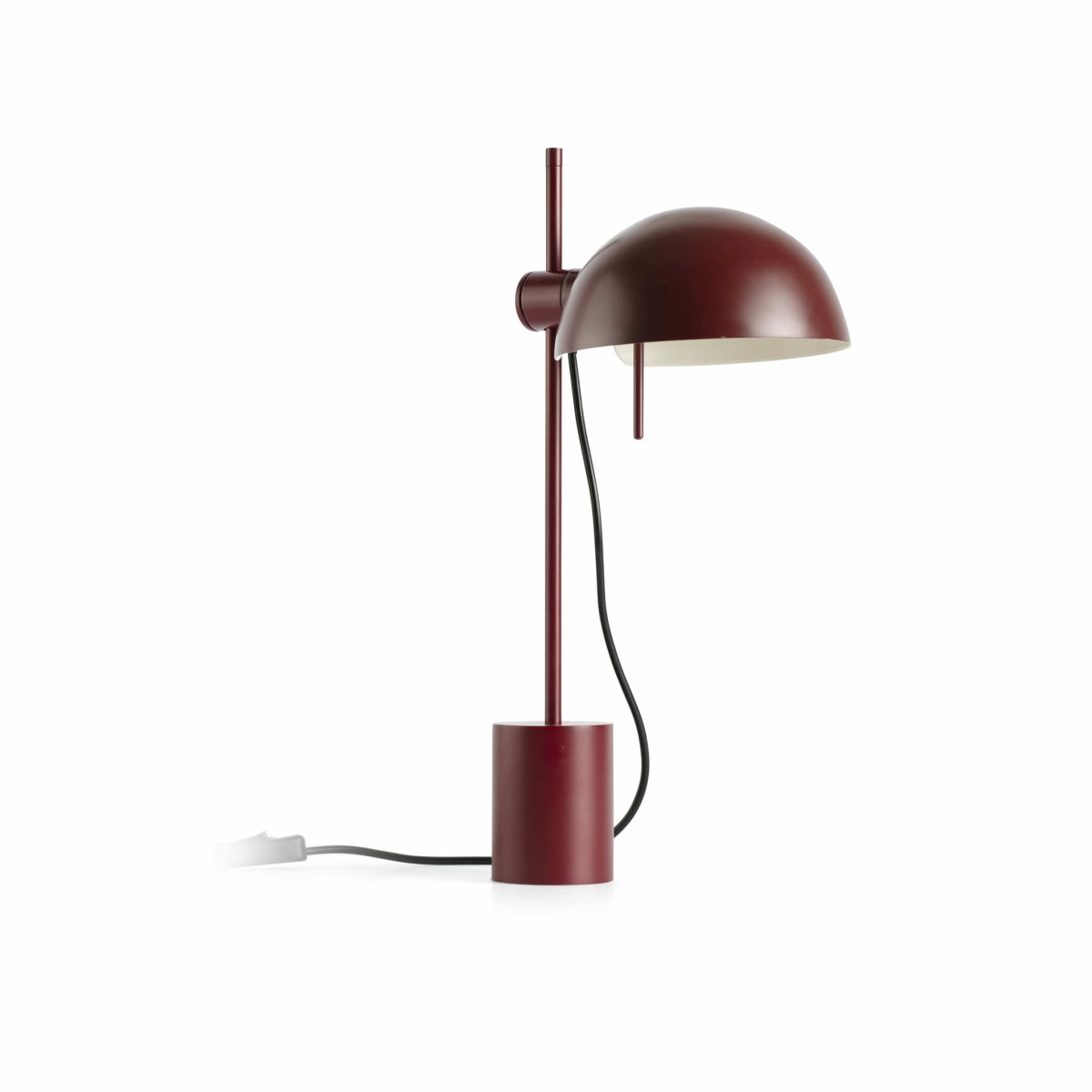 Matilda 43cm Bourgogne skrivebordslampe Fra Faro Barcelona - Matilda er en bordeauxr&oslash;d bordlampe med et rent, geometrisk design, der passer ind i ethvert milj&oslash;.