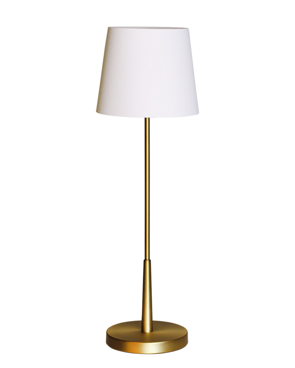 Lumi 68cm Guld bordlampe Fra By Rydéns - Kombinationen af hvid sk&aelig;rm, der giver flot lysspredning og lampefoden i messing bidrager med en elegance til rummet.