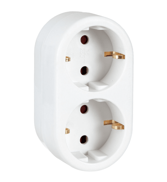 2-Vejs Grenstik Fra Airam - Hvidt jordet grenstik til indend&oslash;rs brug til ledninger med Euro eller beskyttelsesstik.