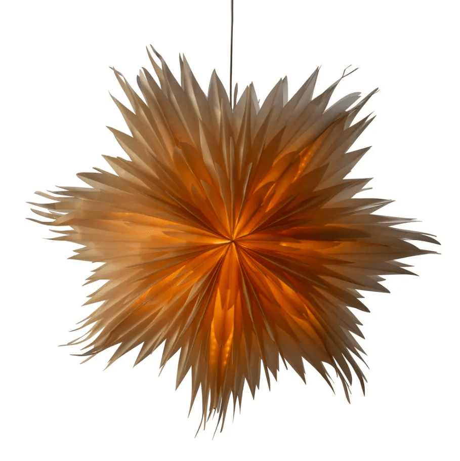 Papirstjerne Ø80 Guld Fra Konstsmide - Perfekt til at h&aelig;nge i vinduet eller op ad en smuk v&aelig;g &ndash; en tidl&oslash;s dekoration, der forgylder ethvert rum med enkel elegance.