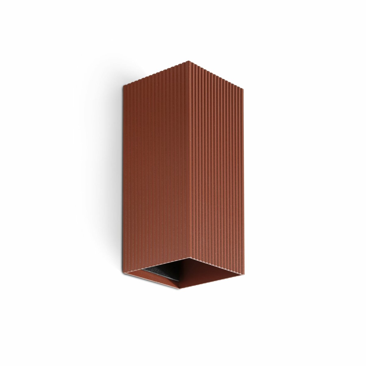 Lune 15cm Terrakotta riflet væglampe Fra Faro Barcelona - Lune er en firkantet v&aelig;glampe med en riflet terrakottafinish, perfekt til gange og passager.