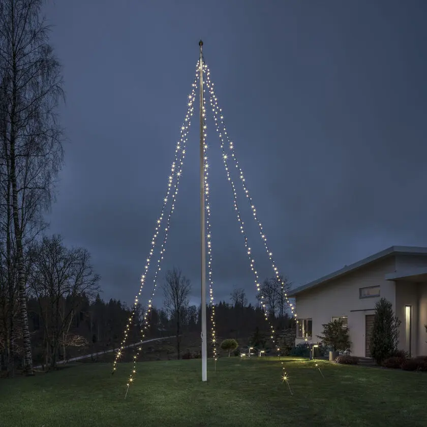 Flagstangslys Warm White10m Sort Fra Konstsmide - Flagstangsløkke med 5 sløjfer og 100 LED-lys i et varmt hvidt skær &ndash; perfekt til at skabe et stemningsfuldt juletræ i haven.