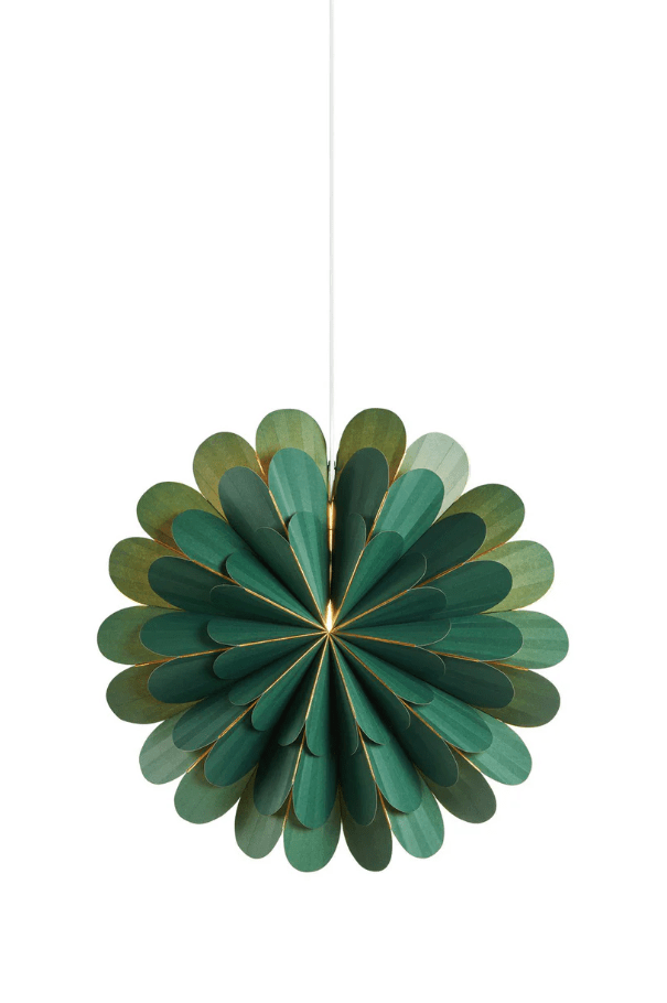 Marigold Ø45 Grøn Fra Markslöjd - Med sin smukke gr&oslash;nne papirskygge giver den en bl&oslash;d og moderne f&oslash;lelse, der er en smuk kontrast til de mere traditionelle julestjerner.