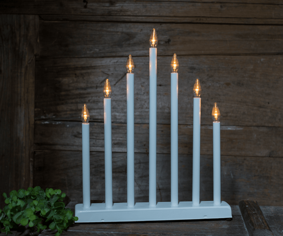 Fire Hvid Fra Pixie Design - Den har en indbygget timerfunktion, der holder lysestagen t&aelig;ndt i 6 timer og slukker automatisk efter 18 timer.