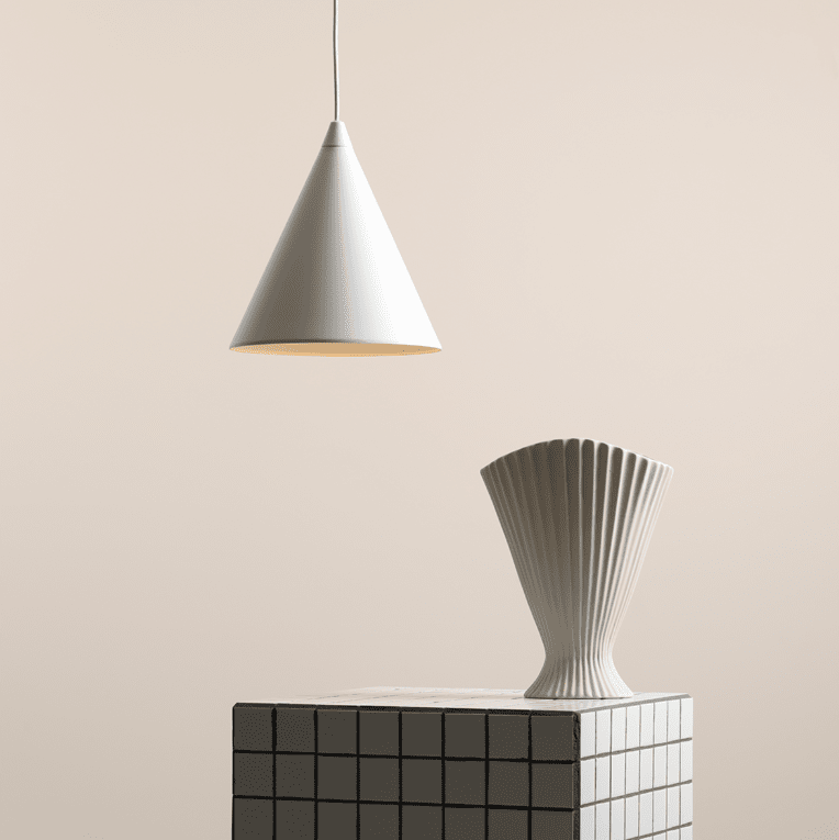 Form Ø24 Hvid loftslampe Fra Artera - Placer den over spisebordet, i køkkenet eller i stuen for at skabe et rent og elegant udtryk med et behageligt nedadrettet lys.