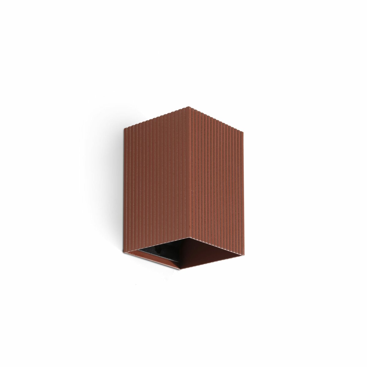 Lune 10cm Terrakotta riflet væglampe Fra Faro Barcelona - Lune er en firkantet v&aelig;glampe med en riflet overflade i terrakotta-finish, der kombinerer funktion og form.