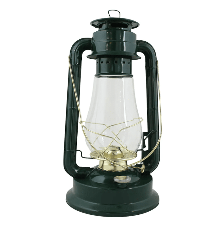 Storm Lantern big Grøn Fra Strömshaga - En petroleumslampe i klassisk design, der bliver en flot indretningsdetalje og giver et smukt sk&aelig;r b&aring;de ude og inde.