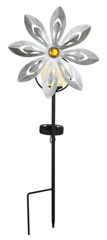Wind Sølv solcellelampe Fra Globo Lighting - De dekorativa bladen i silverfinish roterar med vinden och skapar en vacker r&ouml;relse, medan den inbyggda solcellsbelysningen lyser upp i m&ouml;rkret f&ouml;r en magisk effekt.