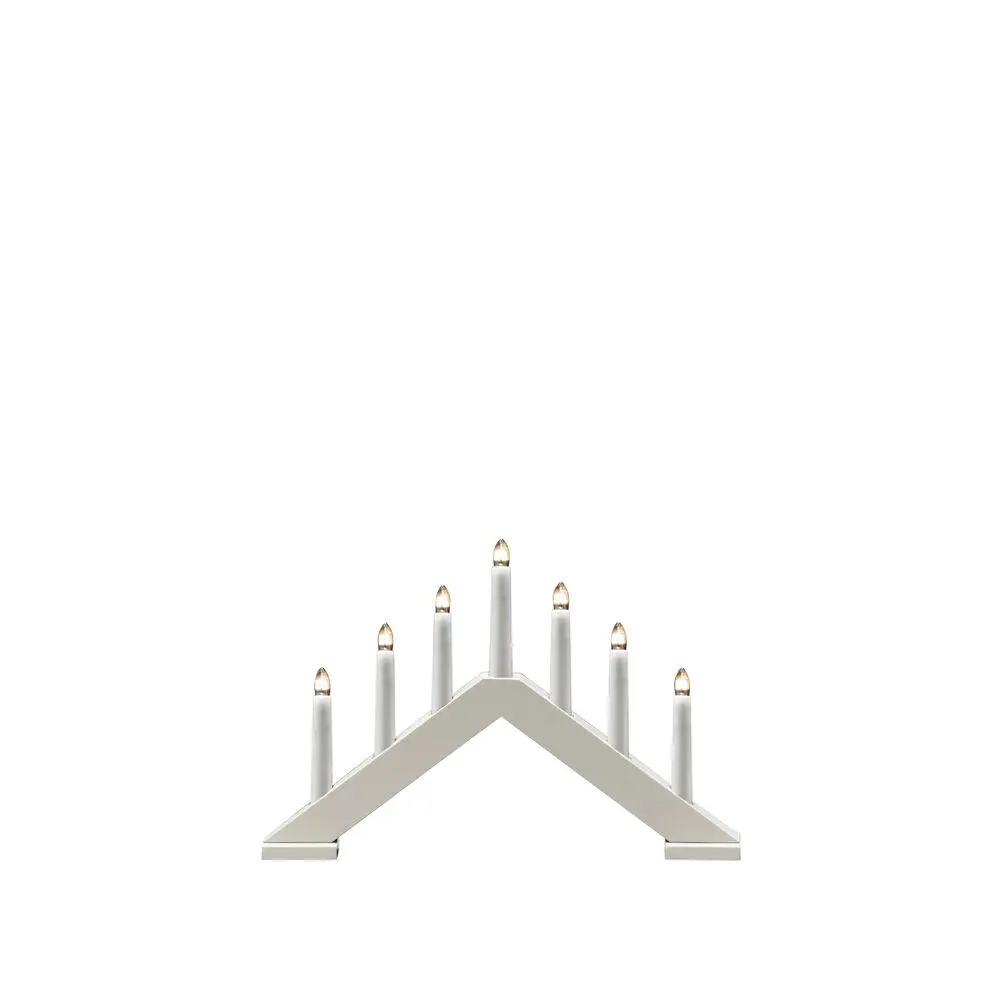 Candelabra 7 Lights Hvid Fra Konstsmide - Giv dit hjem en tidl&oslash;s og stilfuld julestemning med denne elegante adventsstage i hvidlakeret tr&aelig;.