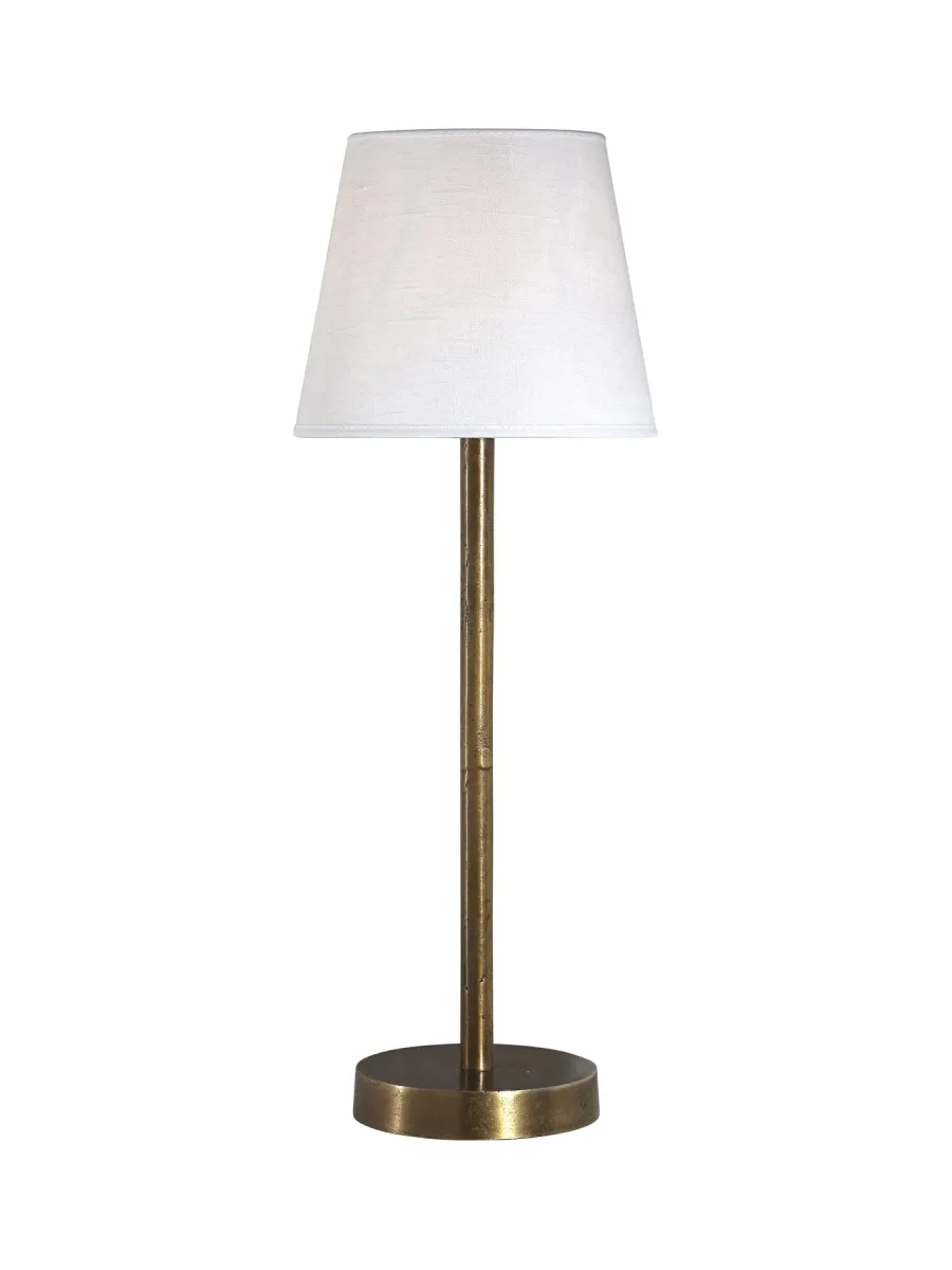 Columbus 24cm Rustik messing bordlampe Fra PR Home - En pakke, hvor vi sammens&aelig;tter den enkle og stilrene Columbus lampefod i ribbet messing med Mia h&oslash;rlampesk&aelig;rmen i farven r&aring;hvid.